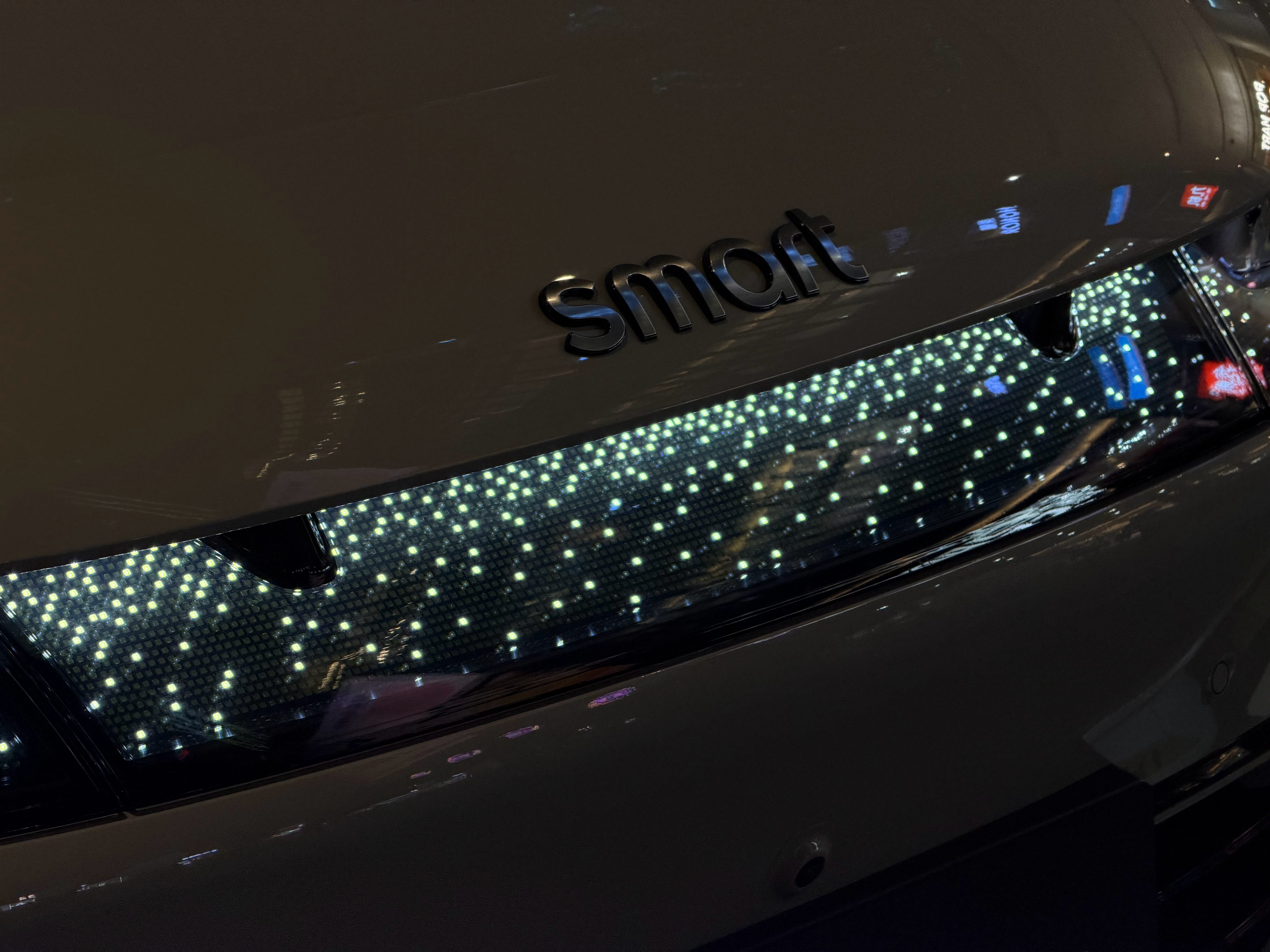 在商场路过smart展台，发现smart精灵6号实车好漂亮啊！这个满天星灯幕和小