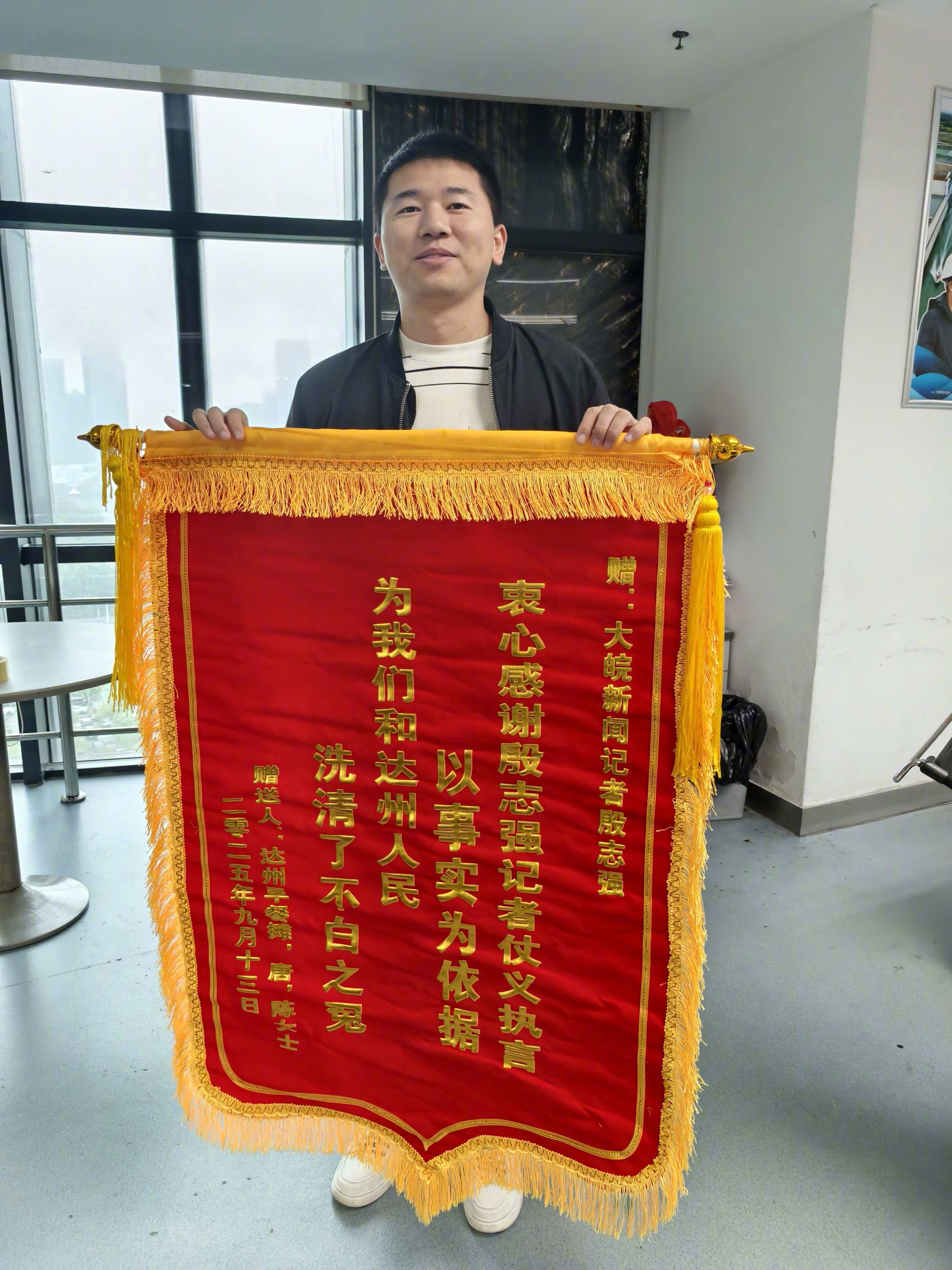 【#被网暴的早餐摊正常出摊了#】近期，网红“三水居士”摆拍视频致四川达州早餐摊主