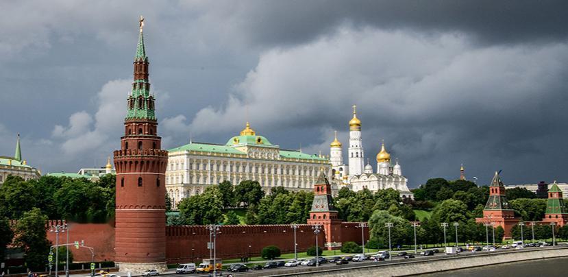 斯莫连科夫在多名美国特工的死命掩护下连夜出逃，彻底从俄罗斯土地上消失。很多人以为