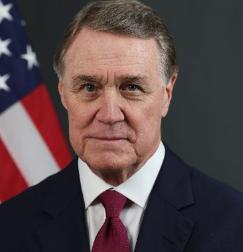 美国驻华大使说了一句话戳破了中美关系的窗户纸，他表示特朗普一直想要跟中国建立一种