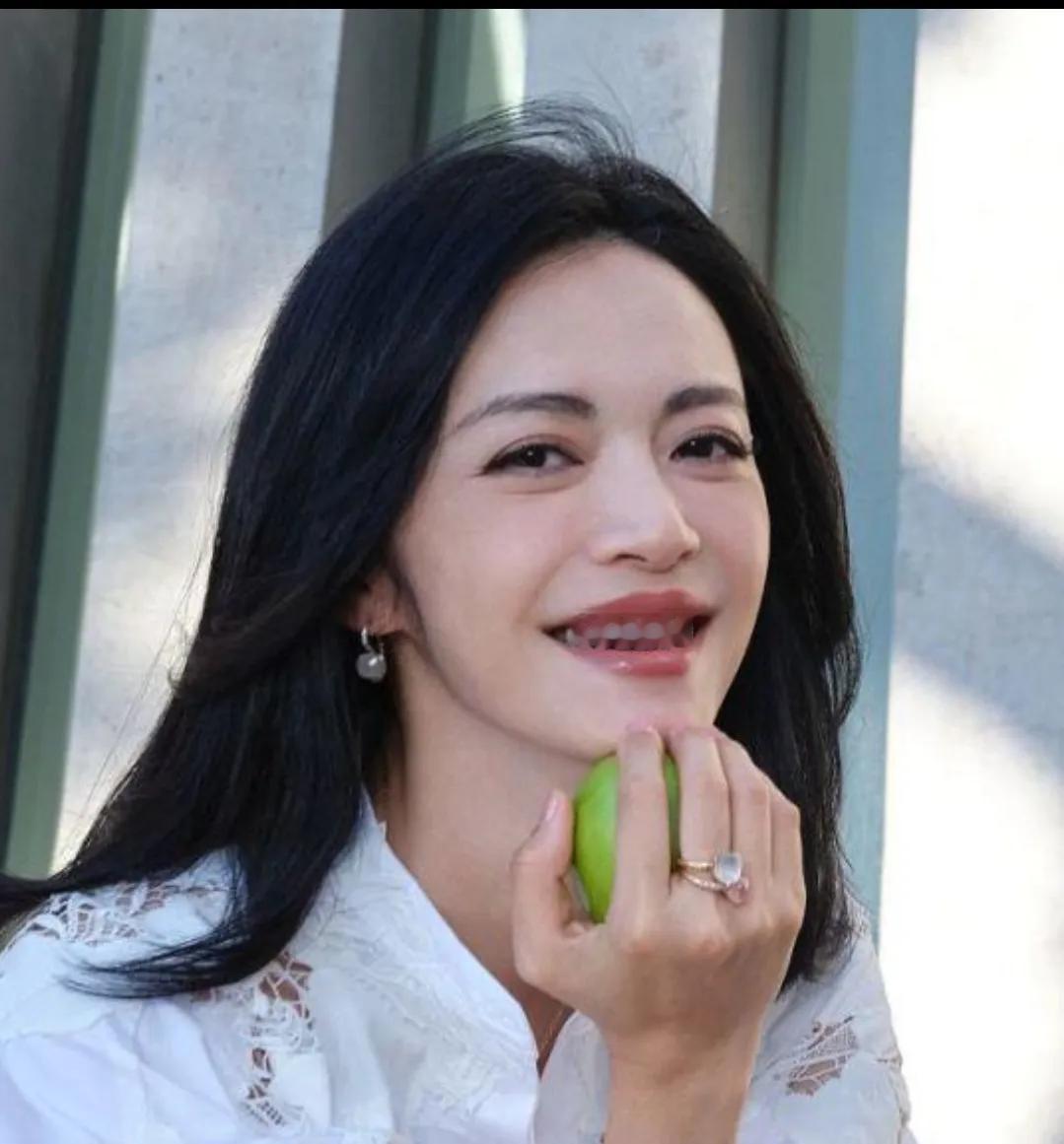 姚晨在贵州榕江县小丹江苗寨举办的《花儿绽放》“花儿印象”实景见面会中，姚晨以“种