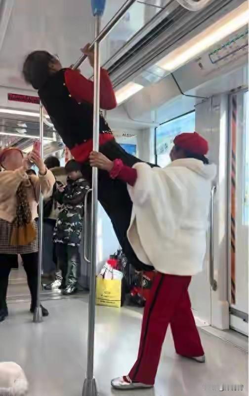 南京大妈在地铁车厢里，拉着扶手荡千秋。如果闪着腰或者摔倒怪谁呢？

穿红衣服黑马