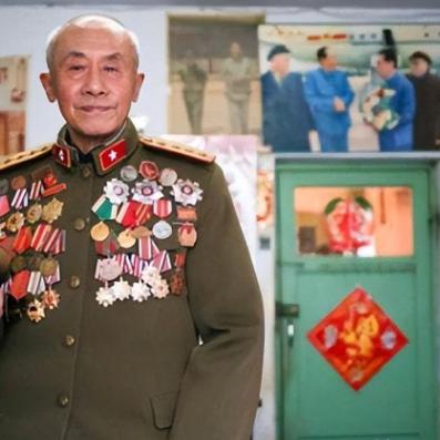 1938年我军优待战俘，而两名日本兵却公然挑衅，一位班长怒火中烧，拿起鞭子向日军
