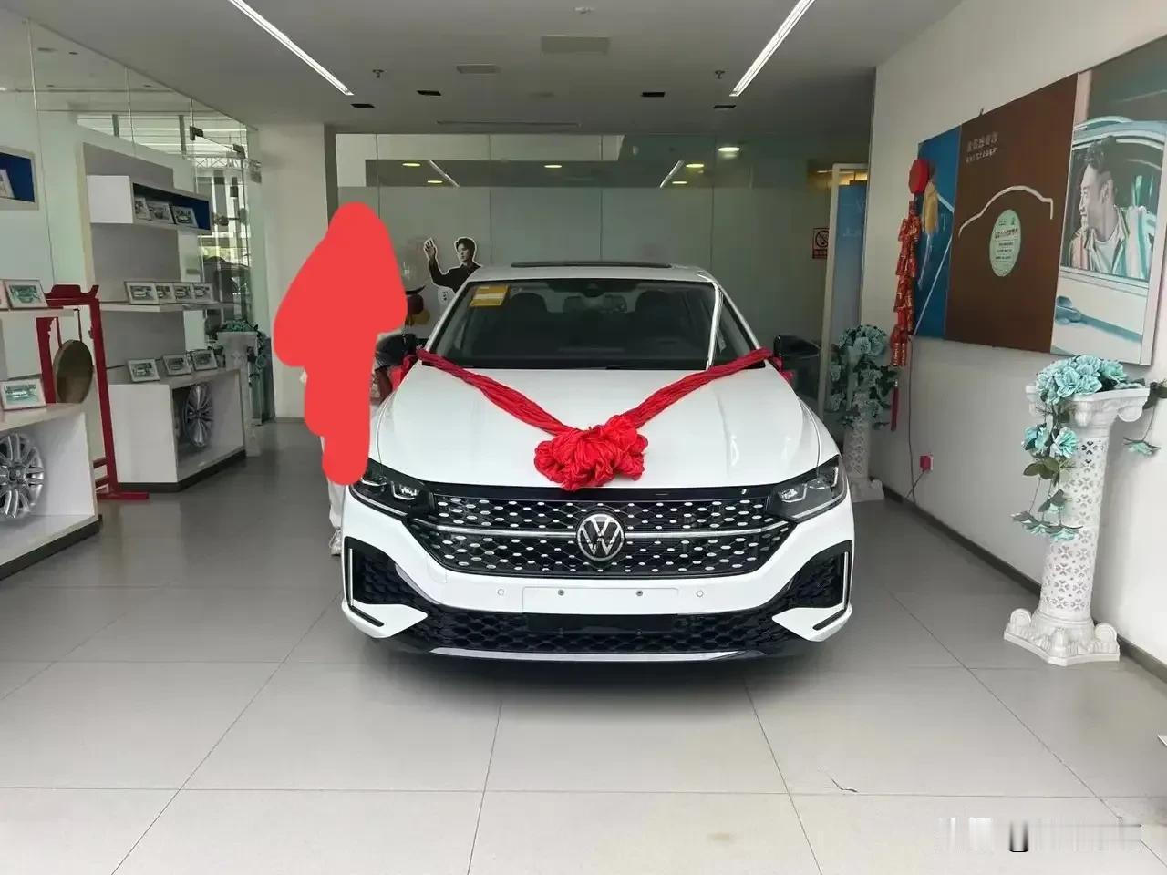 我也在看这款车，不过问了全款也得13个多落地，也跟我说贷款能12个多，我说等降到