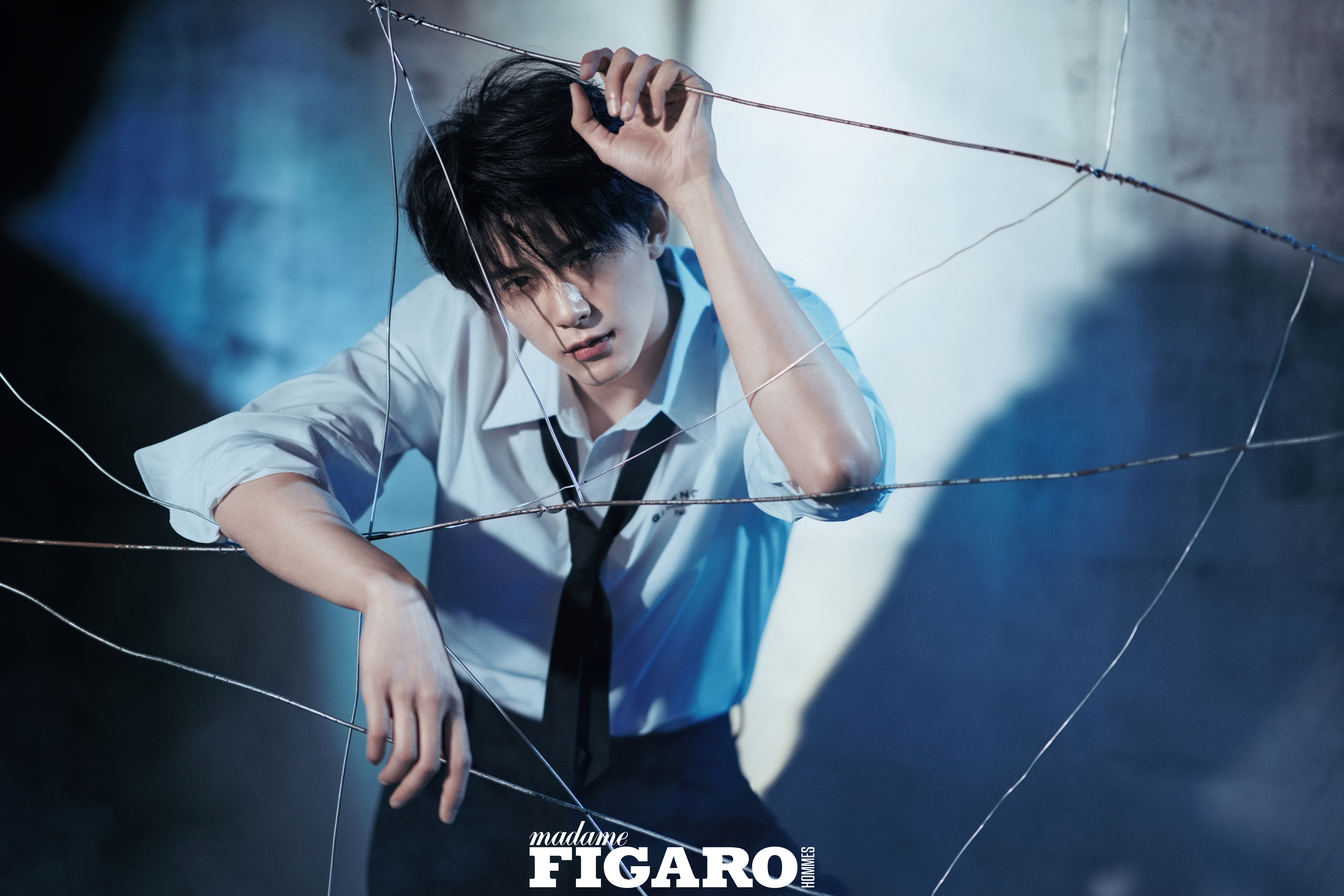 演员邓凯登上《费加罗男士》2026年4月刊封面，带来奢牌Gucci & Burb