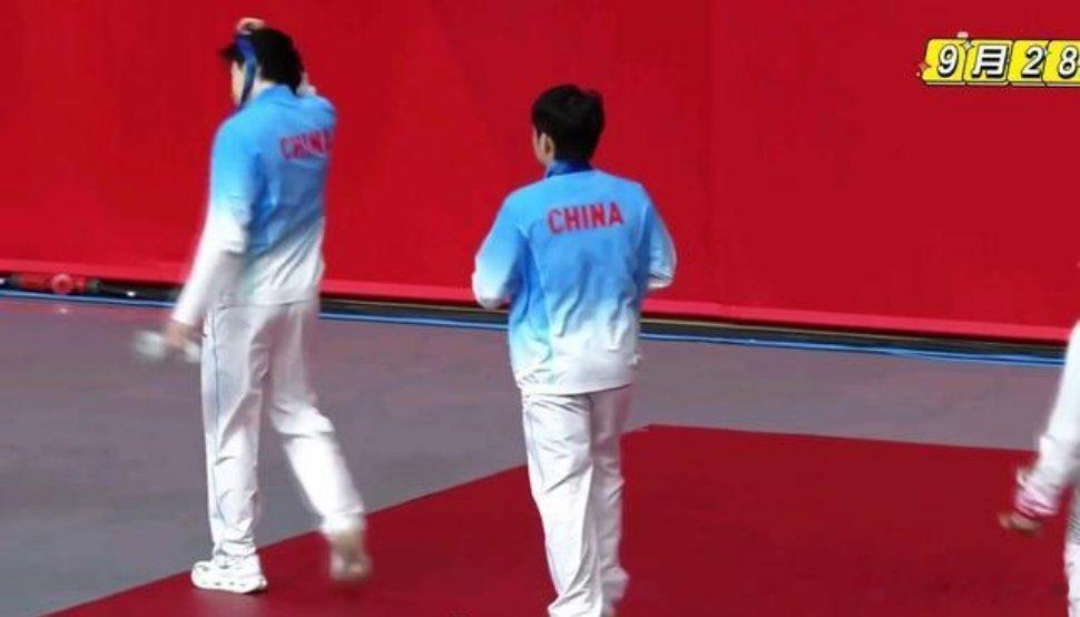 走下领奖台，王楚钦快速摘下脖子上的银牌，头也不回转身离场。赛后他表示，这是自己参