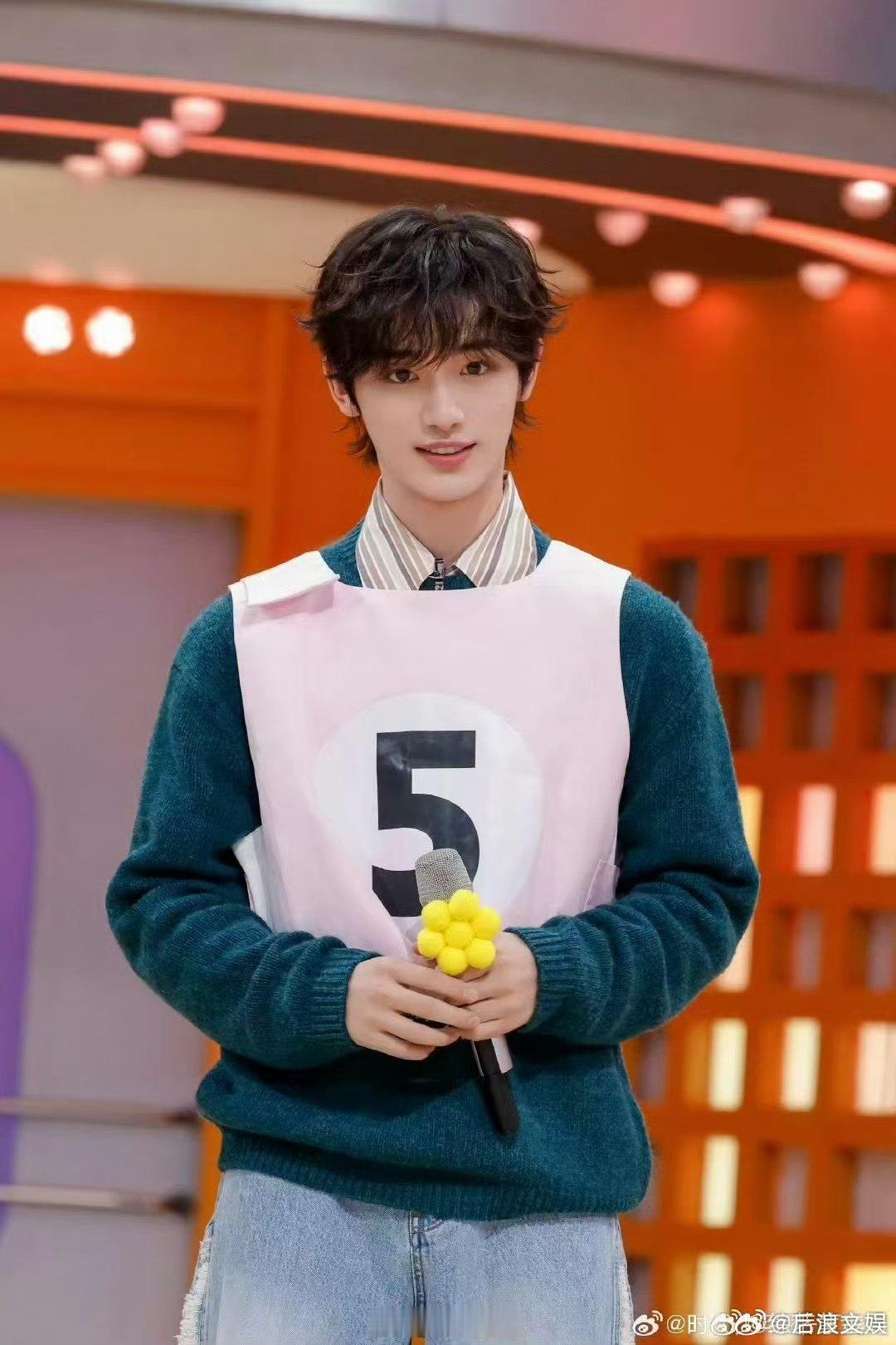 #丁程鑫cos自动售卖机##你好星期六# 丁程鑫在《你好星期六》的cosplay