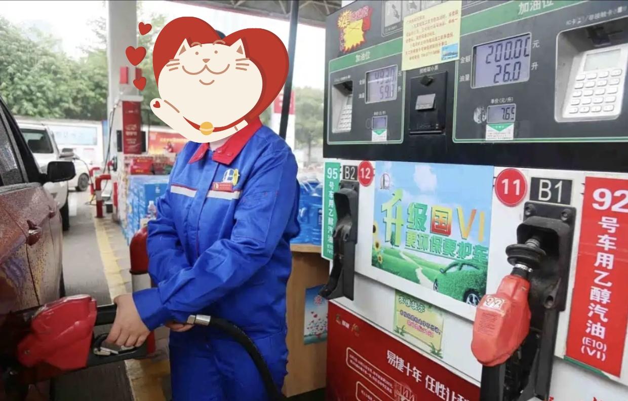 加油小哥摸着我的排气管说“你车积碳严重”，我差点就掏钱了
这件事发生在加油站，至