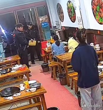 两位小仙女吃霸王餐，磨蹭半天不付款，

虽然听起来有一点离谱，但的确是实实在在的