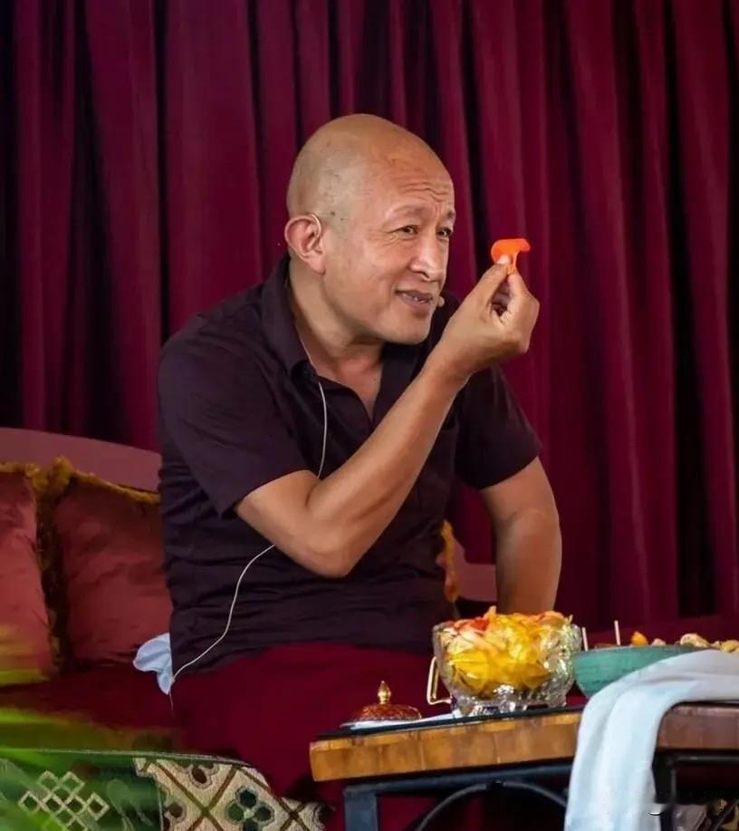 宗萨仁波切说：“如果修行，让你变得孤僻、苛刻，无法与普通人的悲欢共鸣，那你就走上