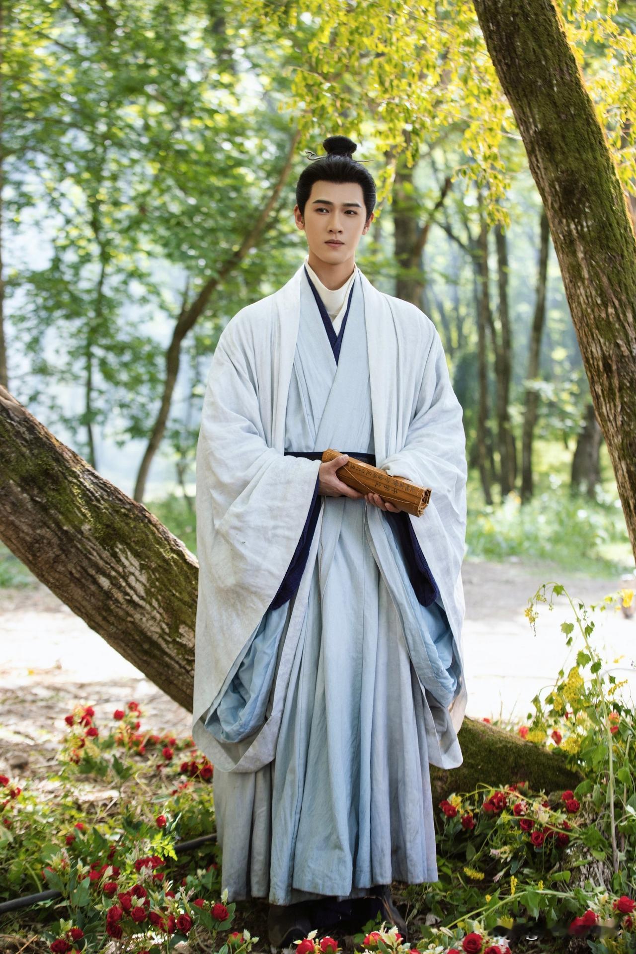 《冰湖重生》评分从3.2跌至2.9，真的怪不到李昀锐身上。他接这部剧时《九重紫》