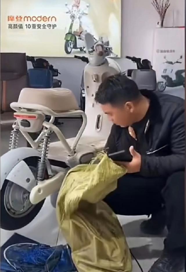 买电动车送麻袋，电动车老板看似从从容容其实是真没招了。

老板卖新国标电动车激情