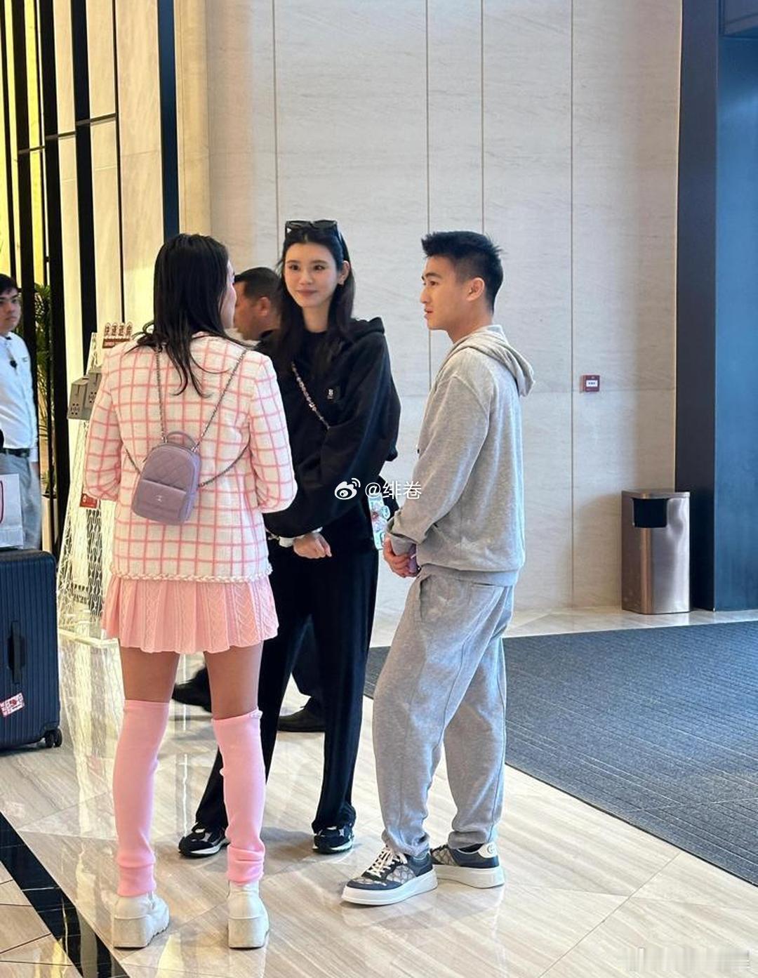 在澳门酒店，看到奚梦瑶对何超欣的眼神，才明白豪门媳妇的顶级清醒。 