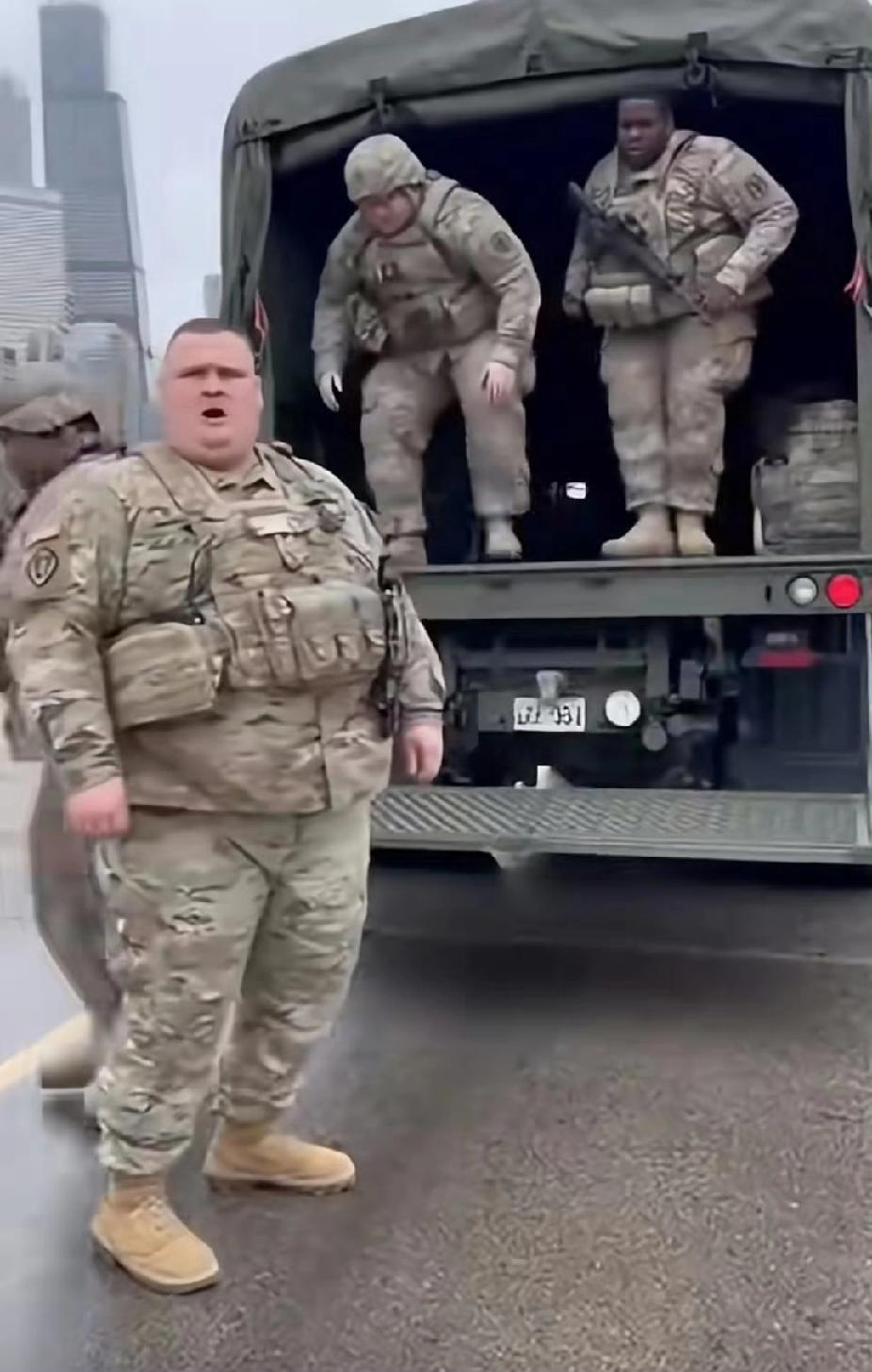 美军“肥胖士兵”照引群嘲，美防长回应已恢复标准

近日，一张“肥胖士兵”照片在美