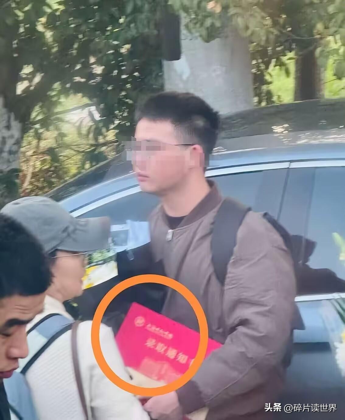 眼泪真的忍不住了！
在漫长的送别队伍中，
最感人的不是白发老人，也不是熬夜的女性