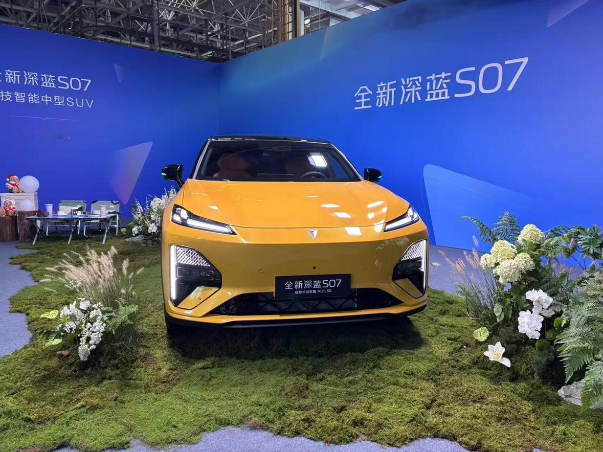 全新深蓝S07上市了，售价比预售价优惠了3000元，纯电和增程版本一个价格，更方