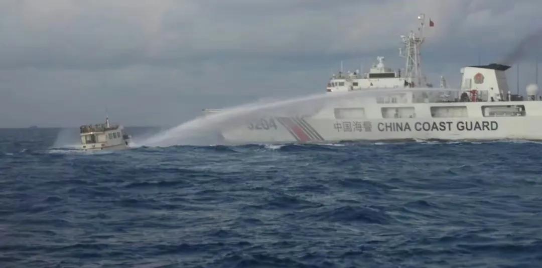 七年之前，菲律宾在美国的鼓动之下搞了一个所谓的南海仲裁案，意图侵吞我国的南海，结