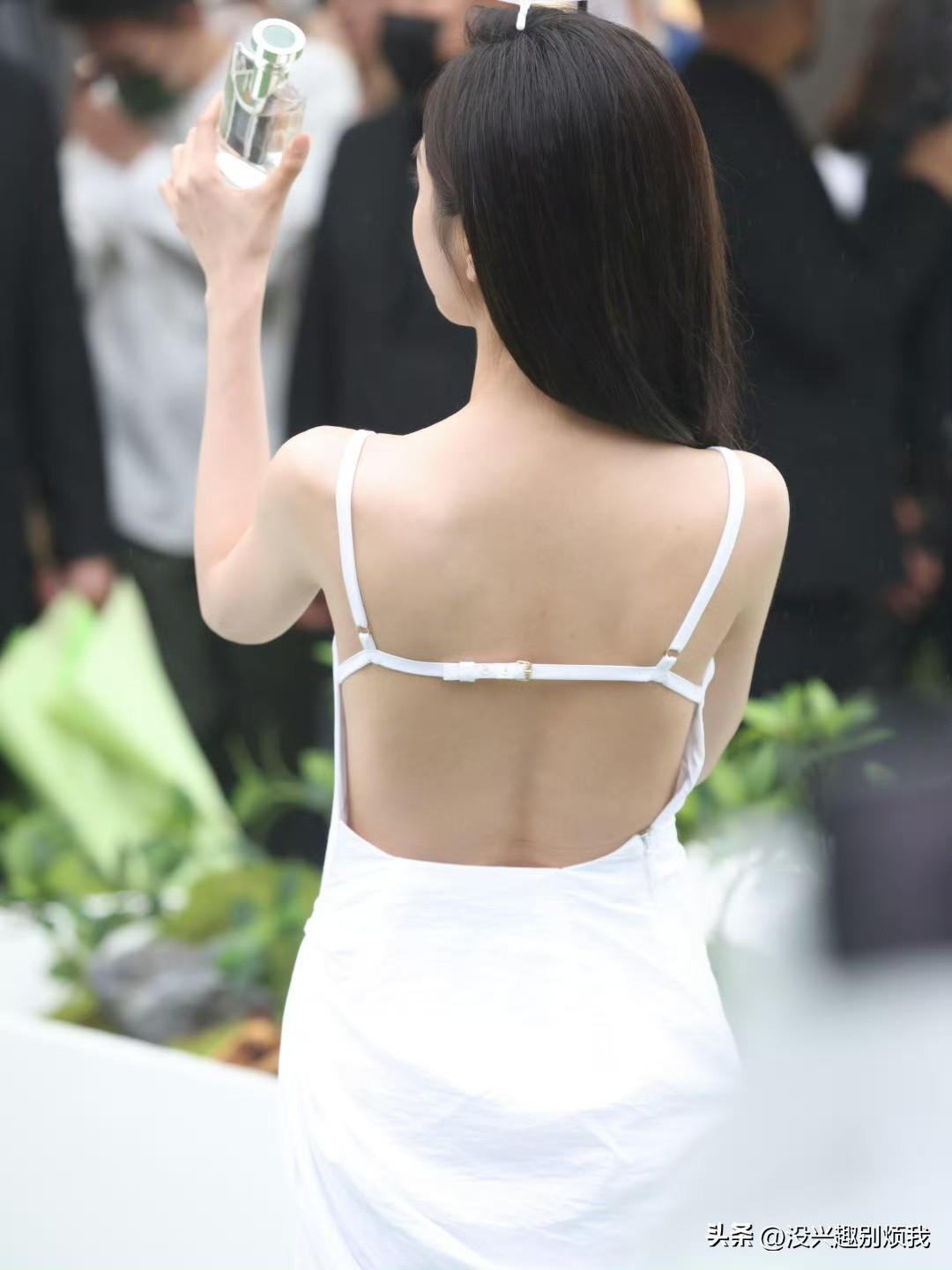 吴宣仪宝格丽活动生图，小选背影也好绝