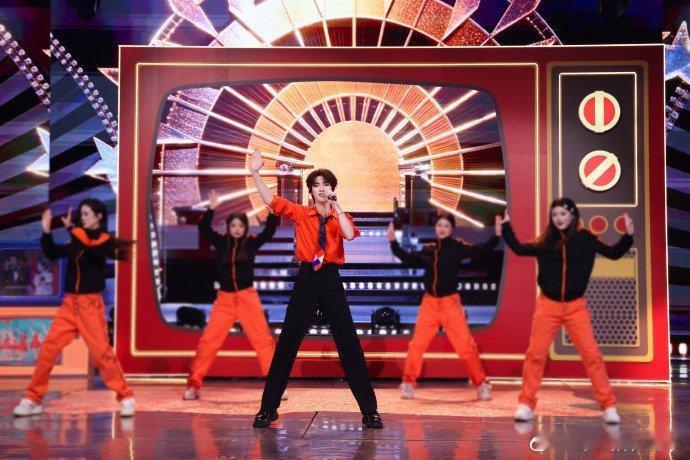 丁程鑫好六街提前过年丁程鑫在好六街提前过年啦！红衣红发好喜庆，游戏互动超欢乐，年