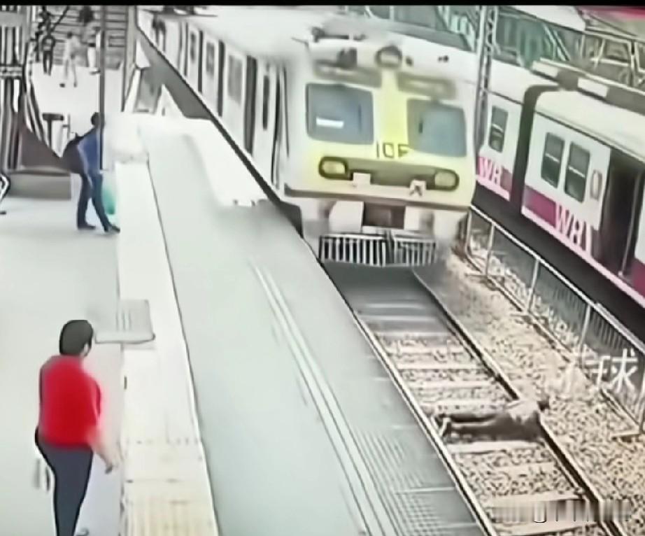 哎，又有人卧轨了，悲残啊！
好好地活着吧，再苦再难也要挺过去，没有来生，把自己的