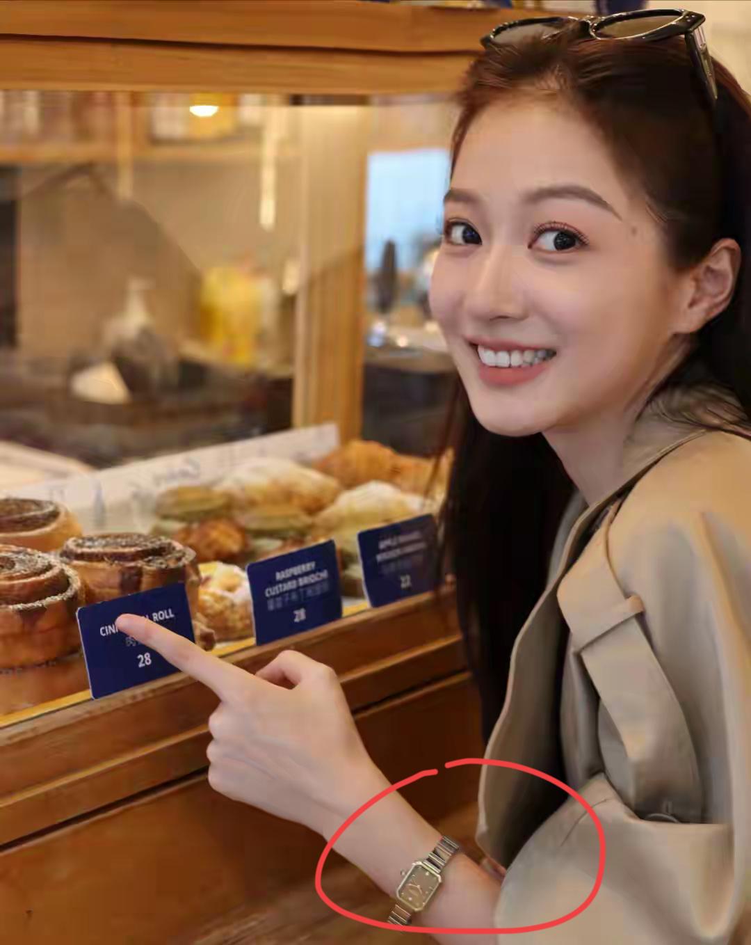 东方卫视主持人冯琳好美啊，请问一下她的手表是什么品牌的