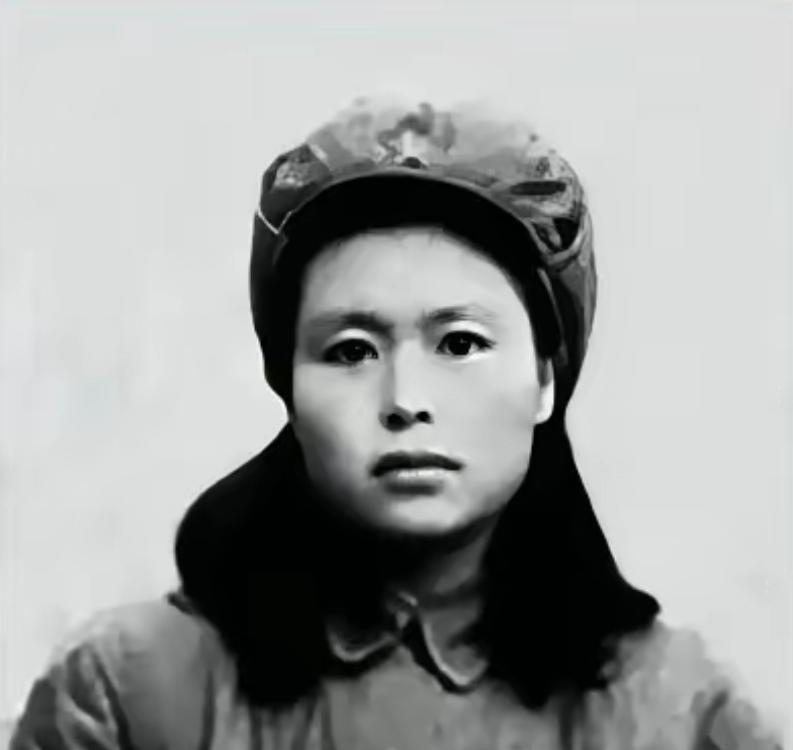1945年，被敌人扔进军犬场的姑娘，面对5条饿了几天的狼狗的疯狂撕咬，她竟主动伸