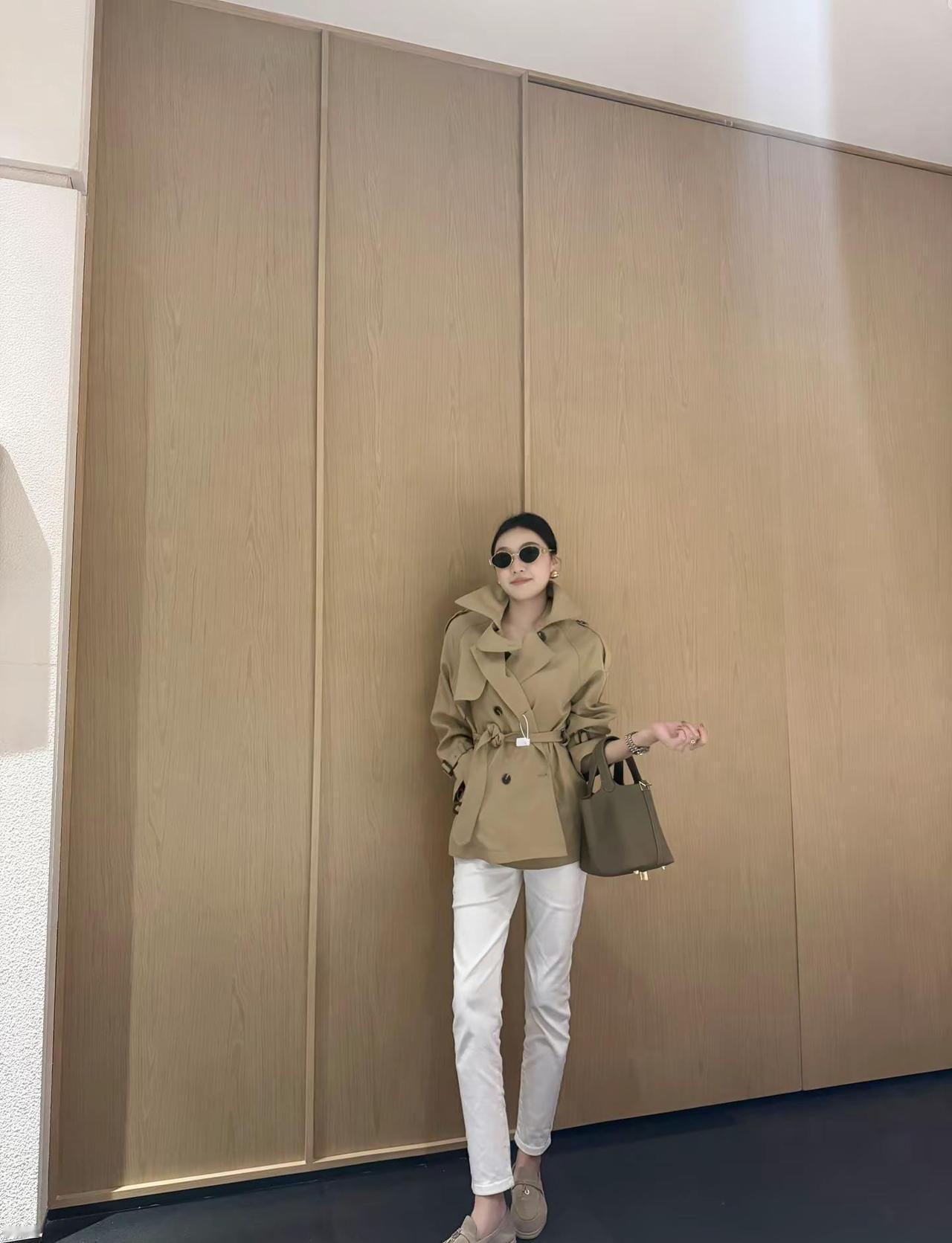 你怎么对待你的老婆 身边人就会跟着你怎么对待她，你打心底尊重她、疼爱她、把她放在