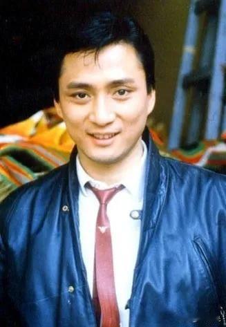 汤镇业、汤镇宗这对亲兄弟，是上世纪八十年代香港知名的影视明星。
兄弟二人都长相出
