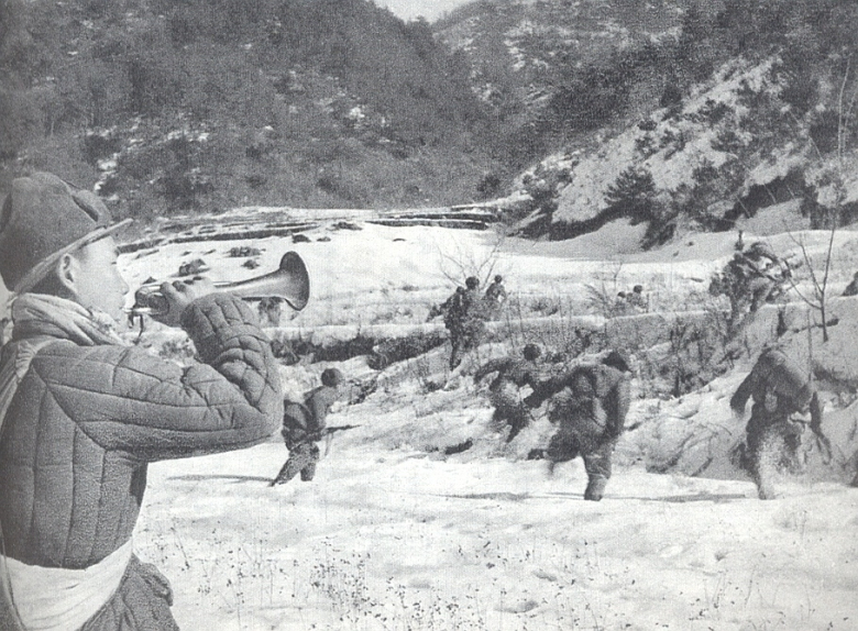 飞扬军事 1950年11月，云山附近的美国士兵开始在黑暗中听到军号声。然后是哨子