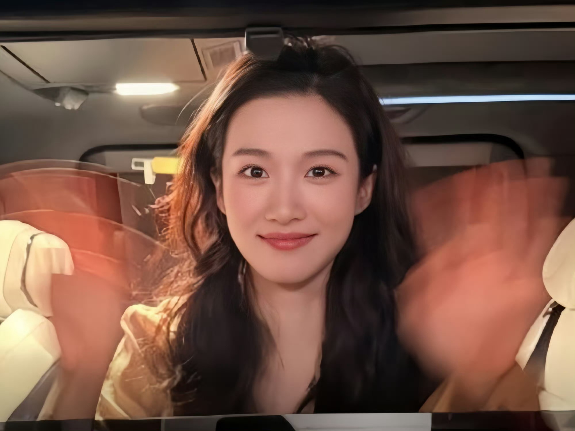 卢昱晓工作室发的日常vlog 封面好美好萌，浅笑的模样恬静又灵动卢昱晓
