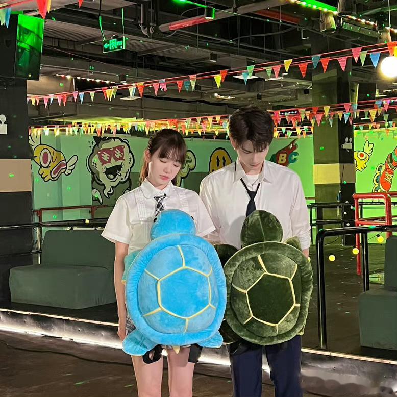 #徐梦洁余承恩救赎文学#  余承恩和徐梦洁两个人真的是非常的甜呀，看到他们两个人