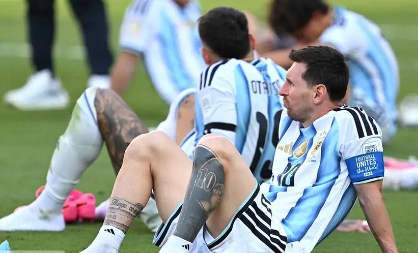 FIFA重罚阿根廷！帕雷德斯禁赛10场，阿足协搬出梅西“救驾” ⚽⚖️
国际足联