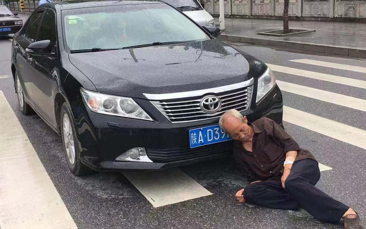 当你开车行驶在路上，偶遇到一个碰瓷的老人，如果你有十足的把握，知道老人是故意碰瓷