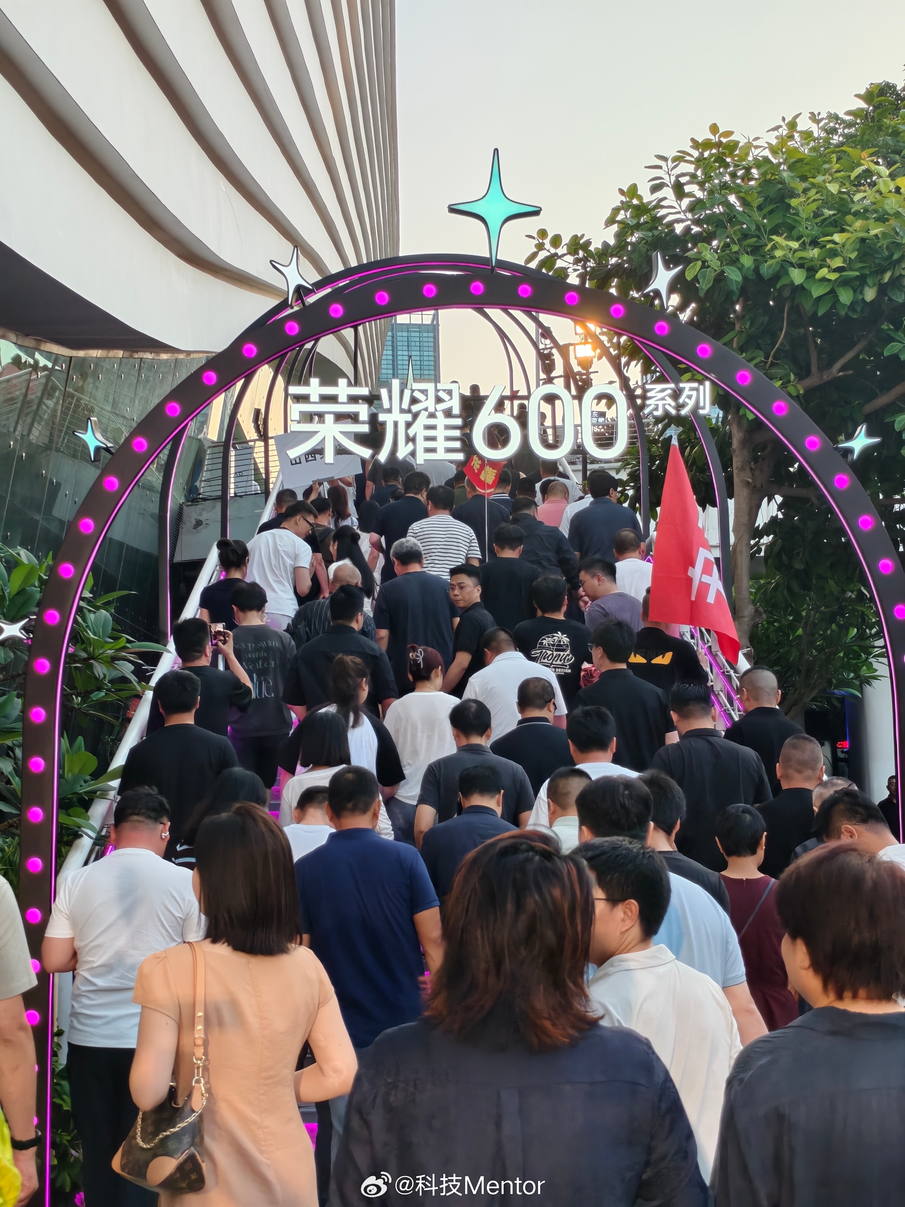荣耀600来了，肖战这大海报爱了