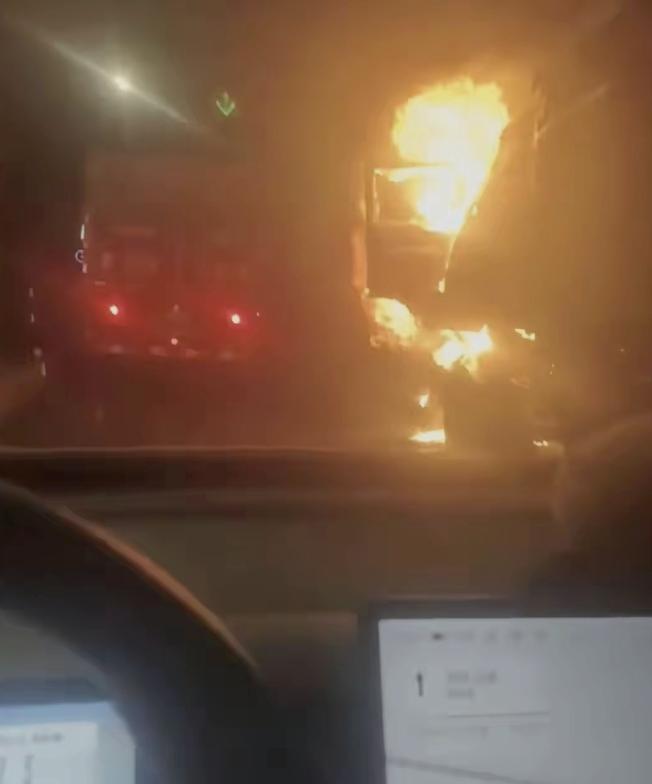 山东菏泽一位小伙开车经过山西青银高速的宝塔山隧道里时，前方一辆大货车突然车头起火