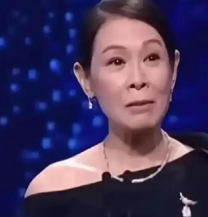 56岁的刘若英，曾在一节目里聊开了高龄生育的事。她41岁才结婚，婚后三年没少折腾