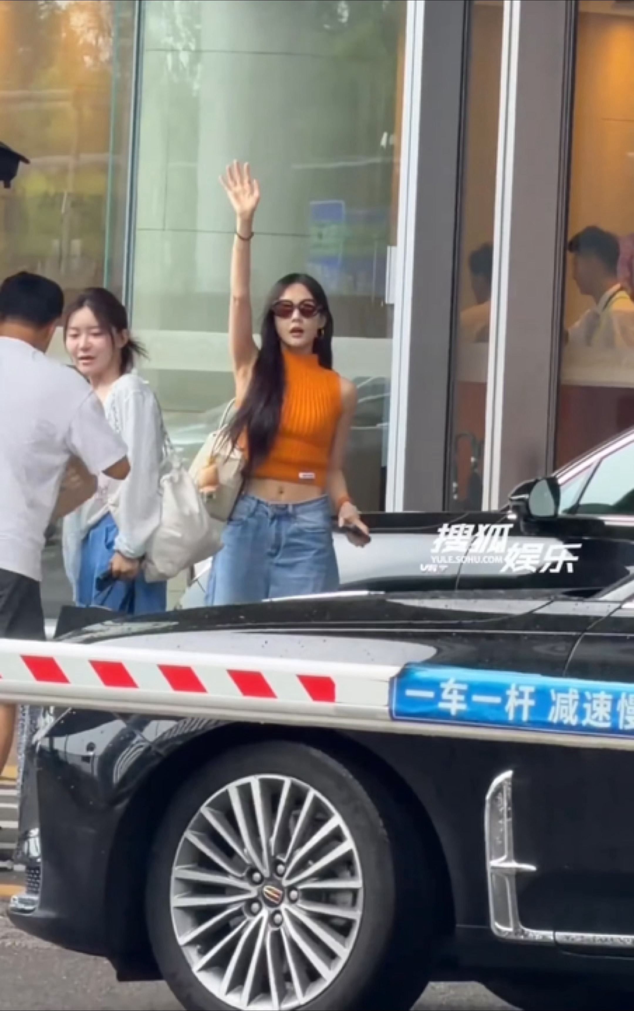 李一桐前往长沙参加《你好星期六》录制，桔色上衣好明媚，《美人余》真的要来了，大家
