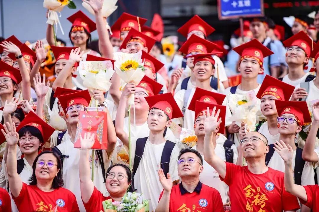 戳破幻想，不装了！
3月15日16:32，评论员刘远举在北京发布文章，直指取消中