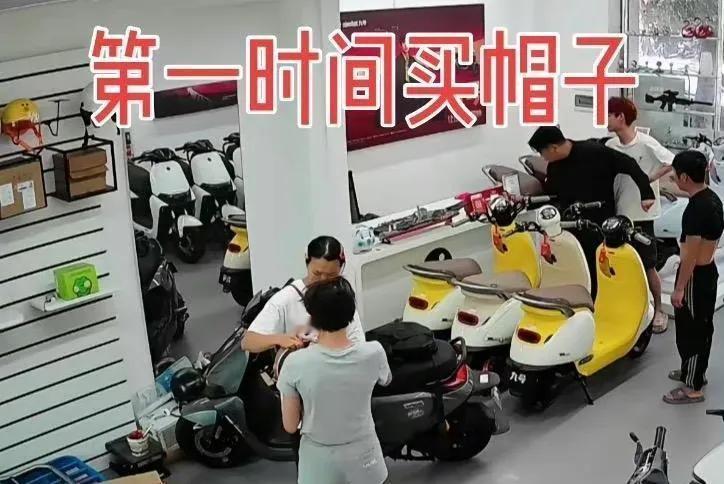 婵宝一回到家，立即骑车去店里购买头盔，家中之前没有头盔的装备。她平常不在家，家里