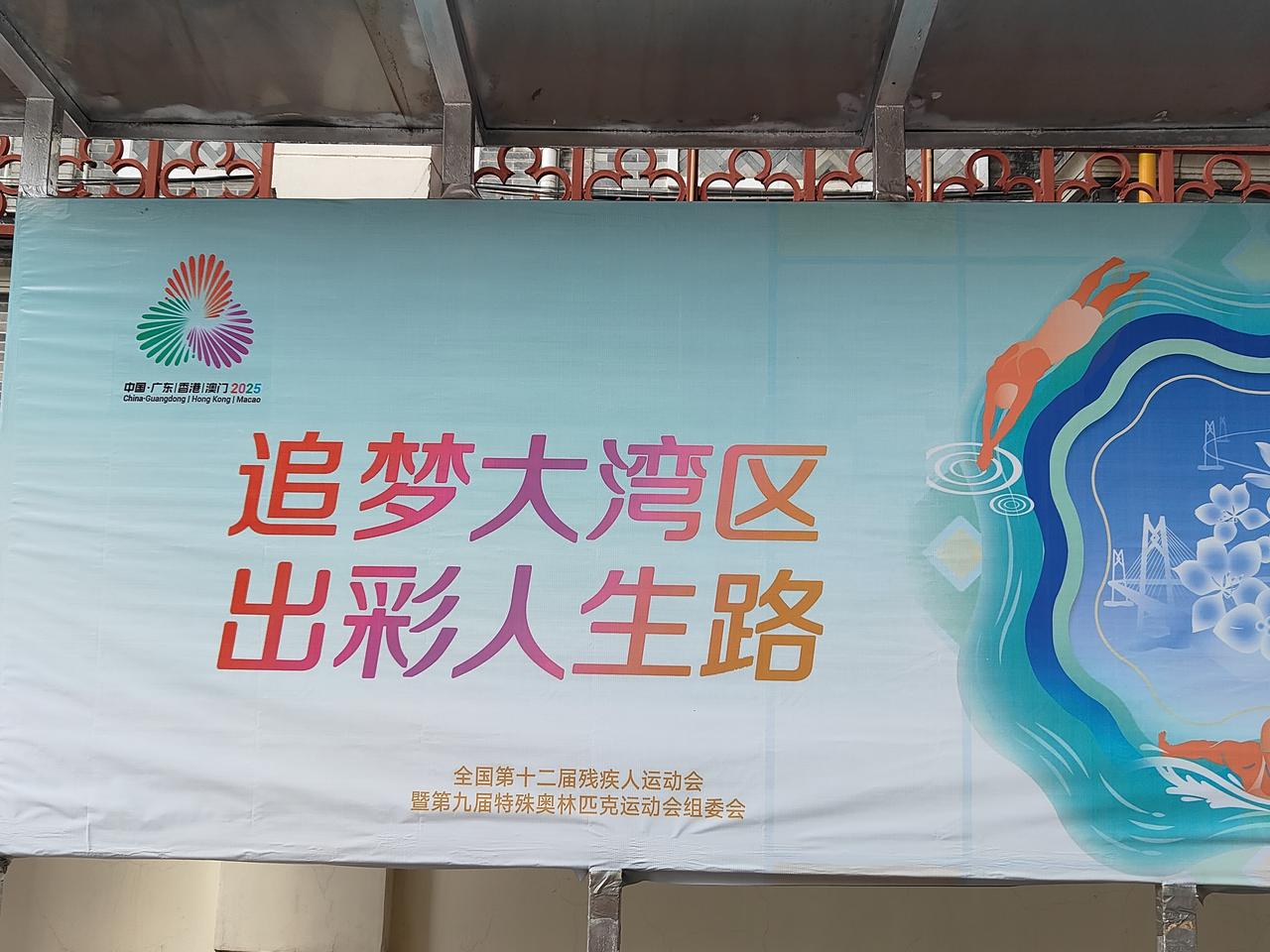 致敬雪中站岗的英雄们！值班队员与警旗手坚守岗位，都是值得尊敬的英雄，应给予他们奖