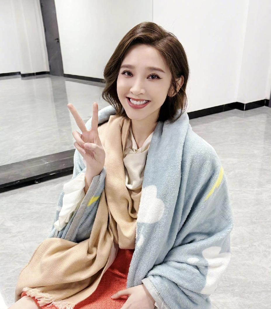 张若昀，简直人生赢家啊！

3月30日晚上，唐艺昕在社交平台发了一段动态，瞬间引