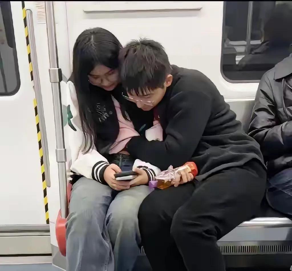 在地铁这样的公共场合，男人的这双手真的有碍市容，最让人不可思议的是这个女生也不加