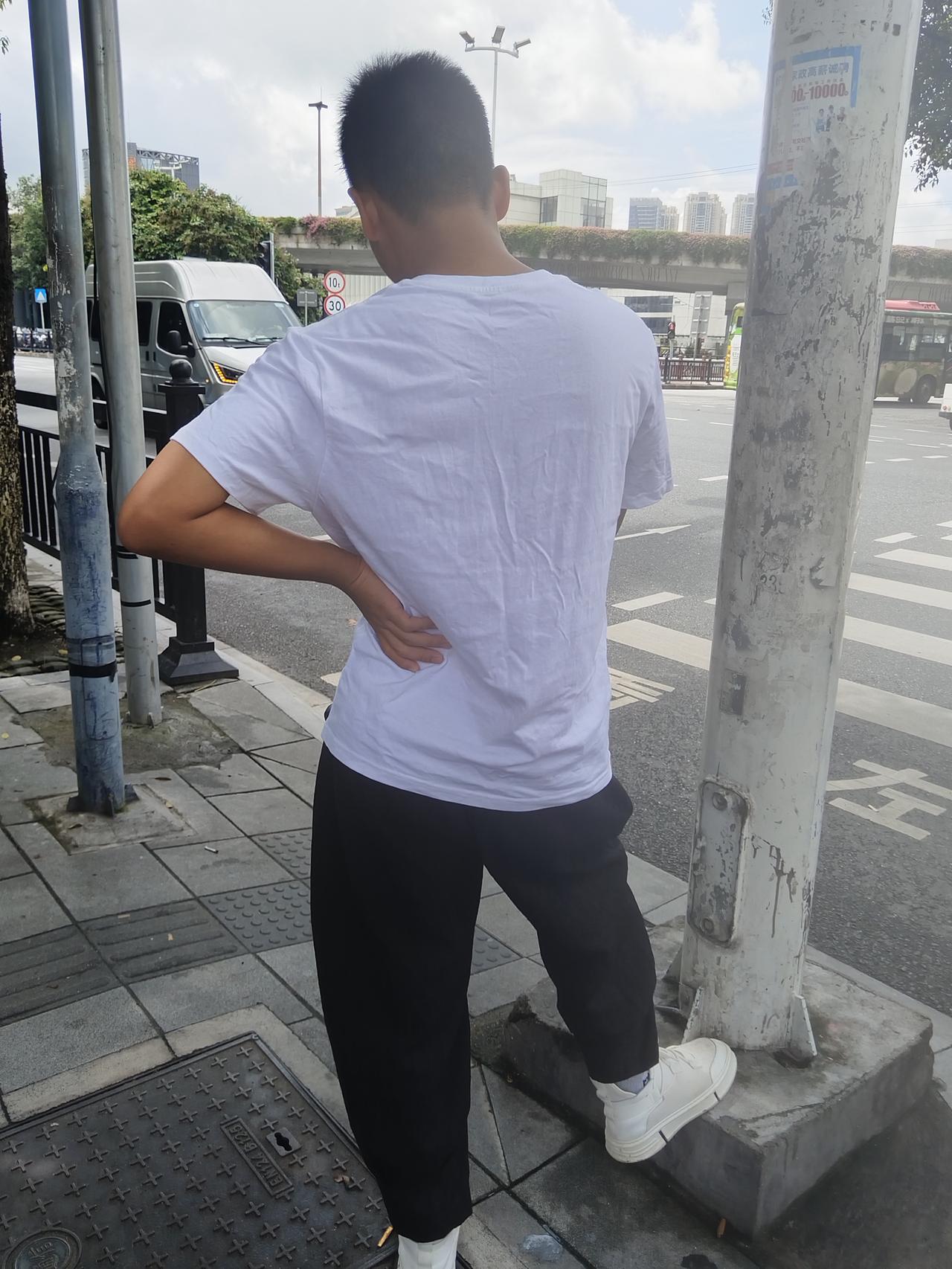 为什么现在的孩子越来越爱玩手机可能科技的发达，过马路等红绿灯这几分钟，也是机不离
