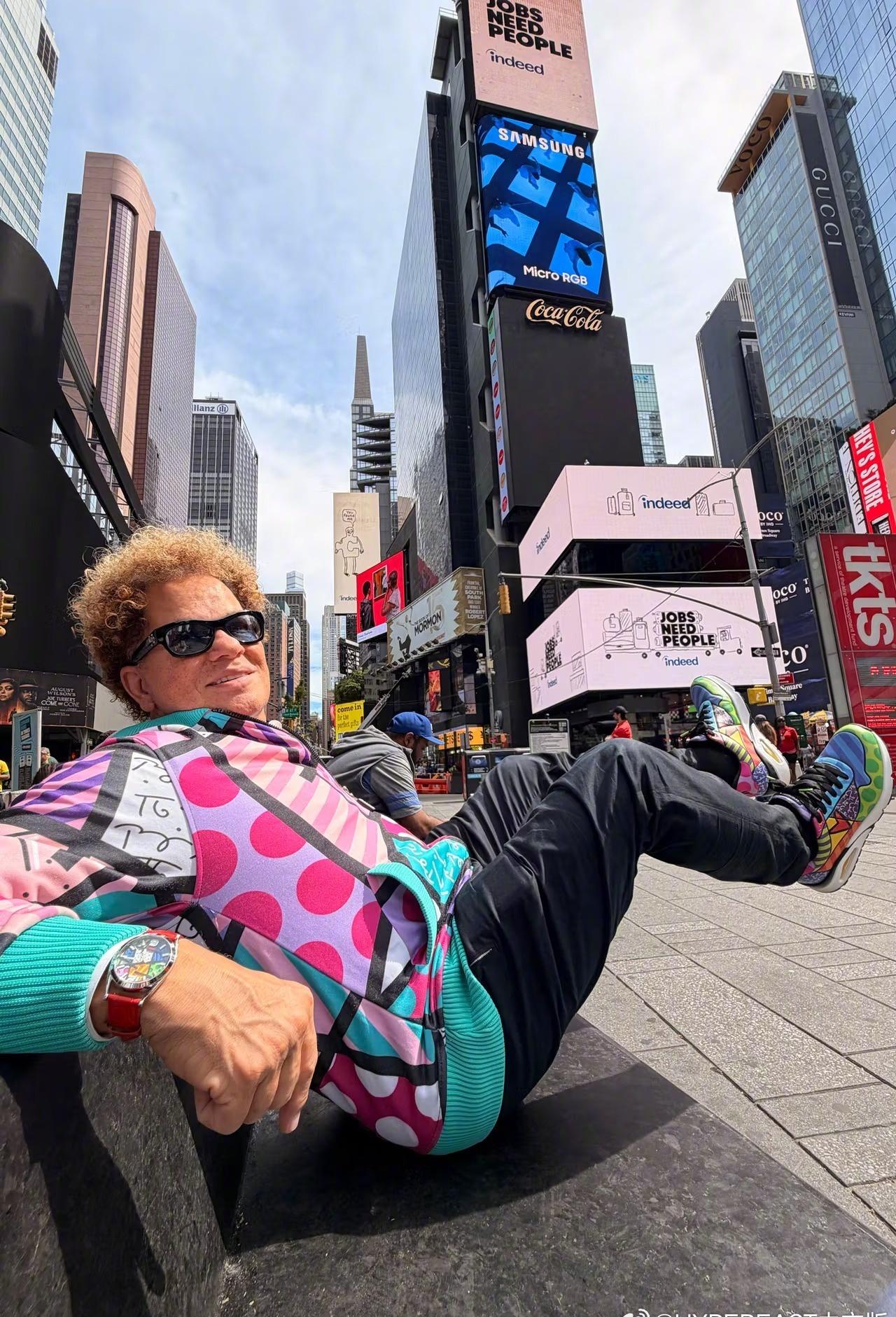 【Romero Britto 涂绘了整个世界，如今又为 Skechers 着色】