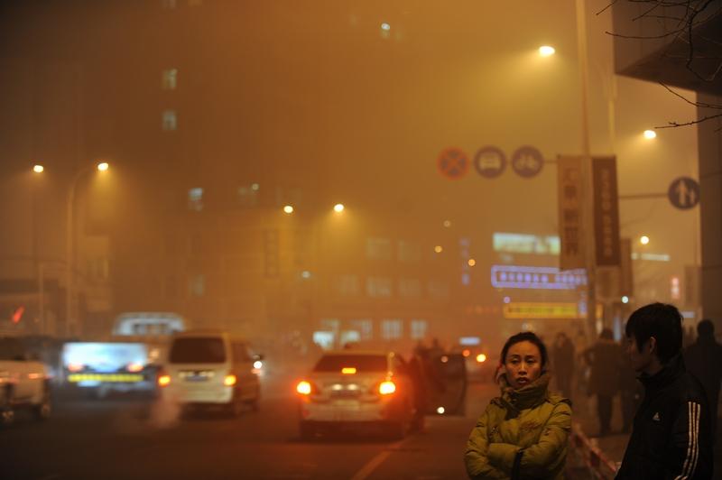 停在快车道上，打开双闪，有些人就觉得自己停车合法了。
       在城区街头，