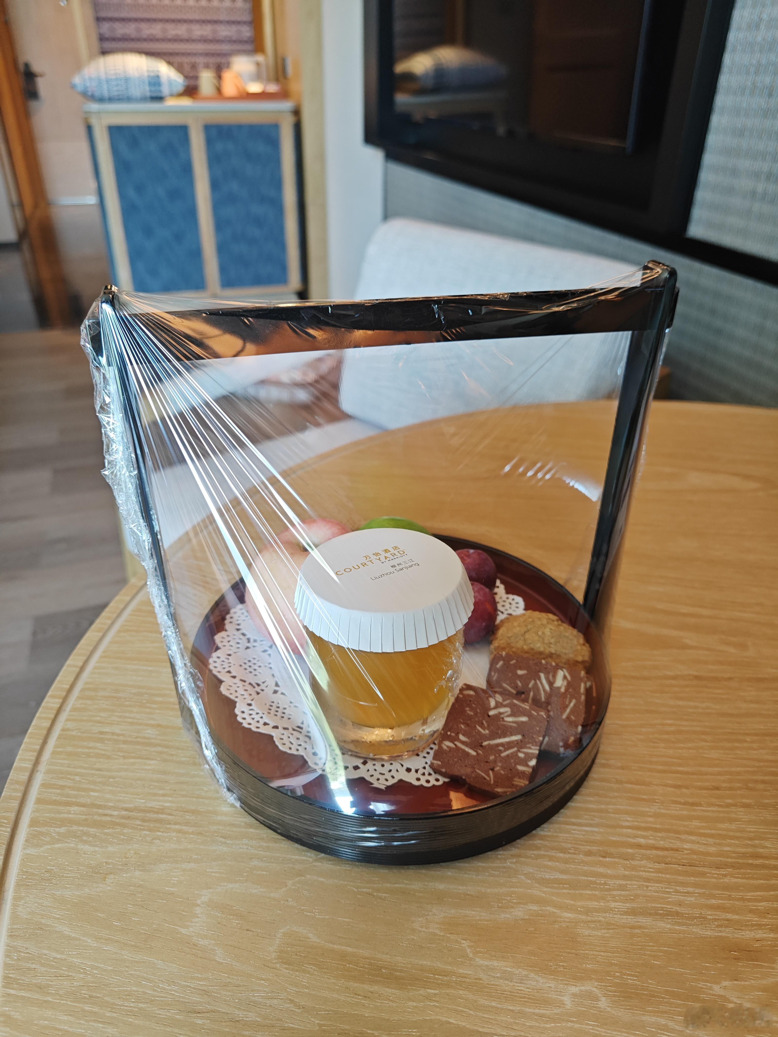 这酒店没有行政酒廊，只能吃点迎宾小甜点了。柳州三江万怡性价比不错，就是充电太贵，