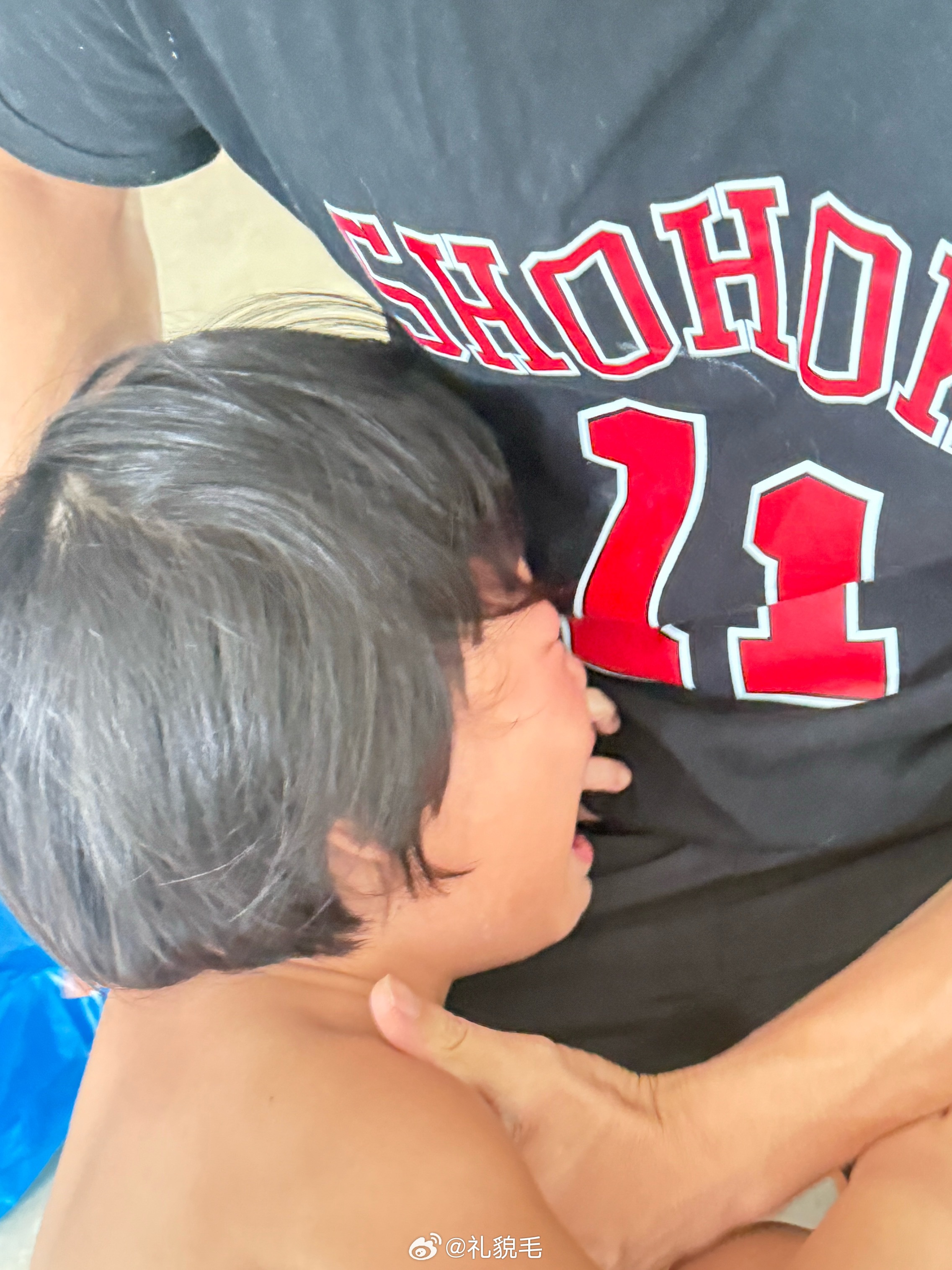 本来说我弄个早餐就去睡觉了结果从穿衣就开始大哭，要我一起去于是我头也没洗脸也没洗