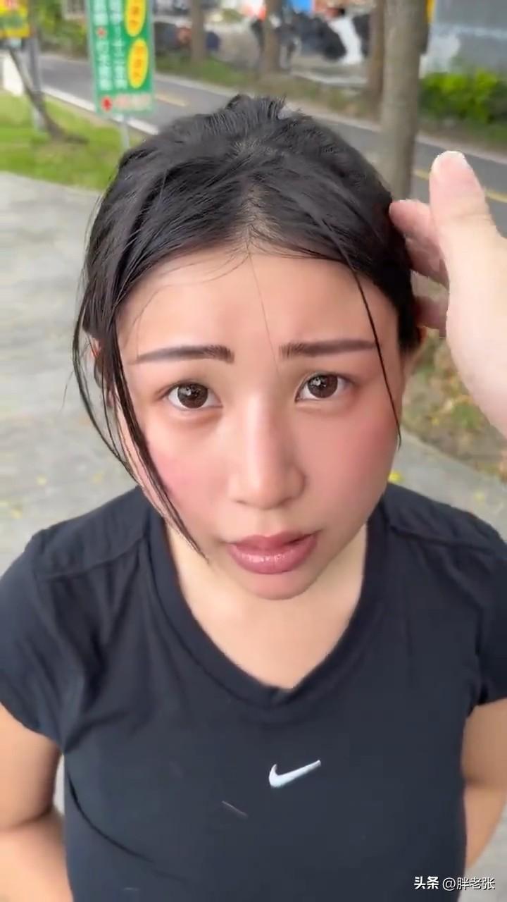 他这手是奔着柴犬去的吗？我怎么感觉他的目标从始至终都是小姐姐？

男子路边看到一