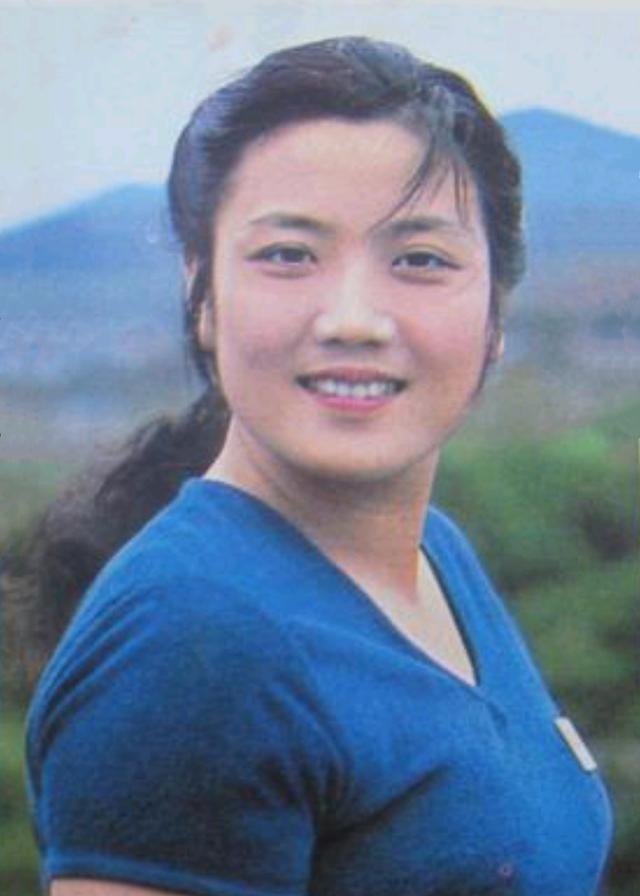 1980年，媒体上曾提到过女演员李秀明的第一任爱人，“为了保持健美的体型，她（李