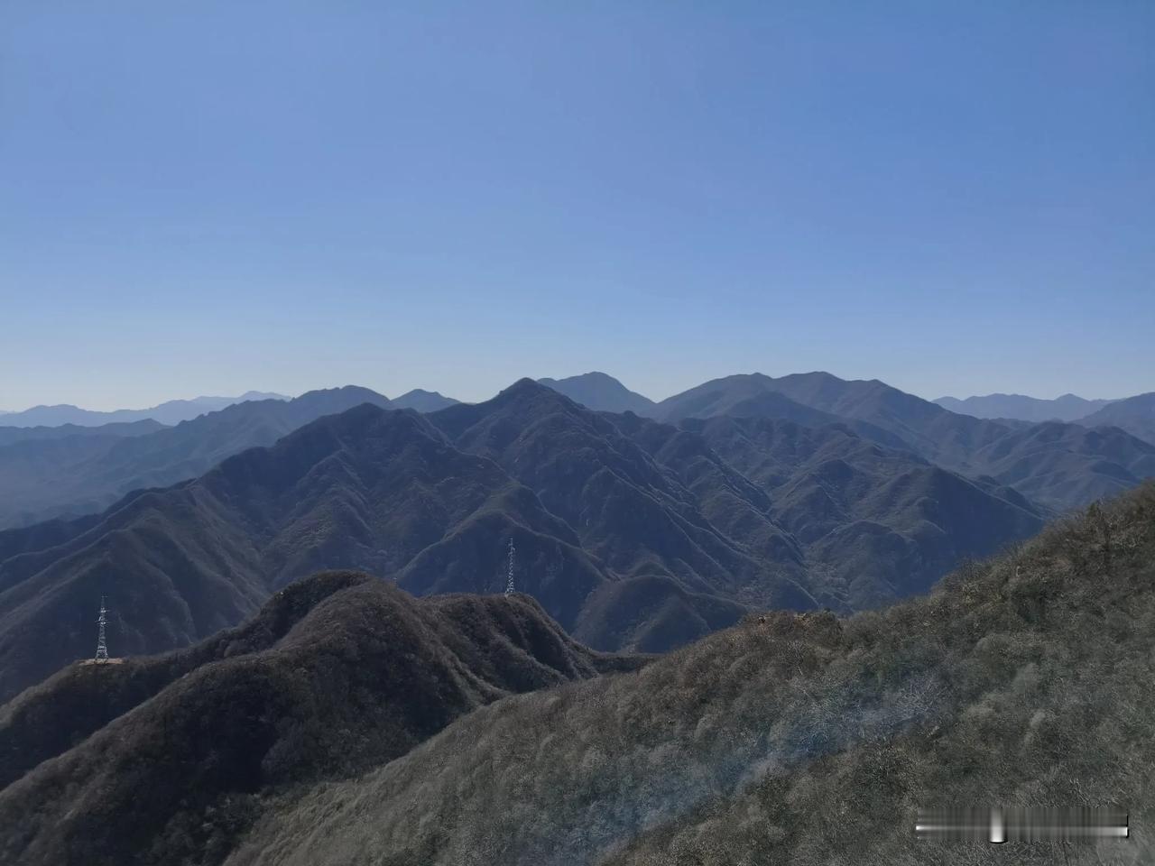 早春的群山，草木在寒冷的冬季中逐渐苏醒，努力的孕育着花芽，尽管天气依然清冷，但春